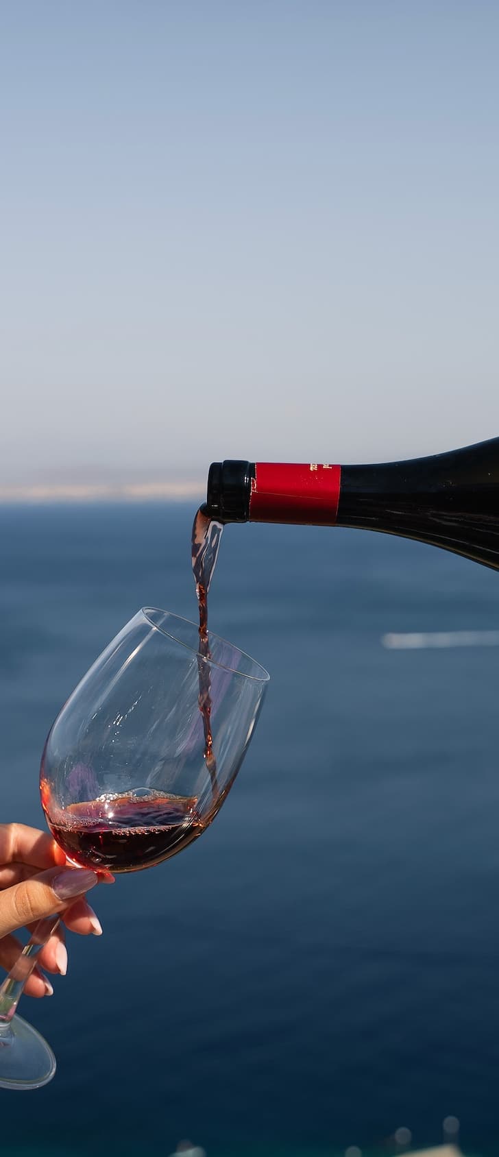 Ποτήρι κρασί στο wine bar του Thyrea στην Κρήτη