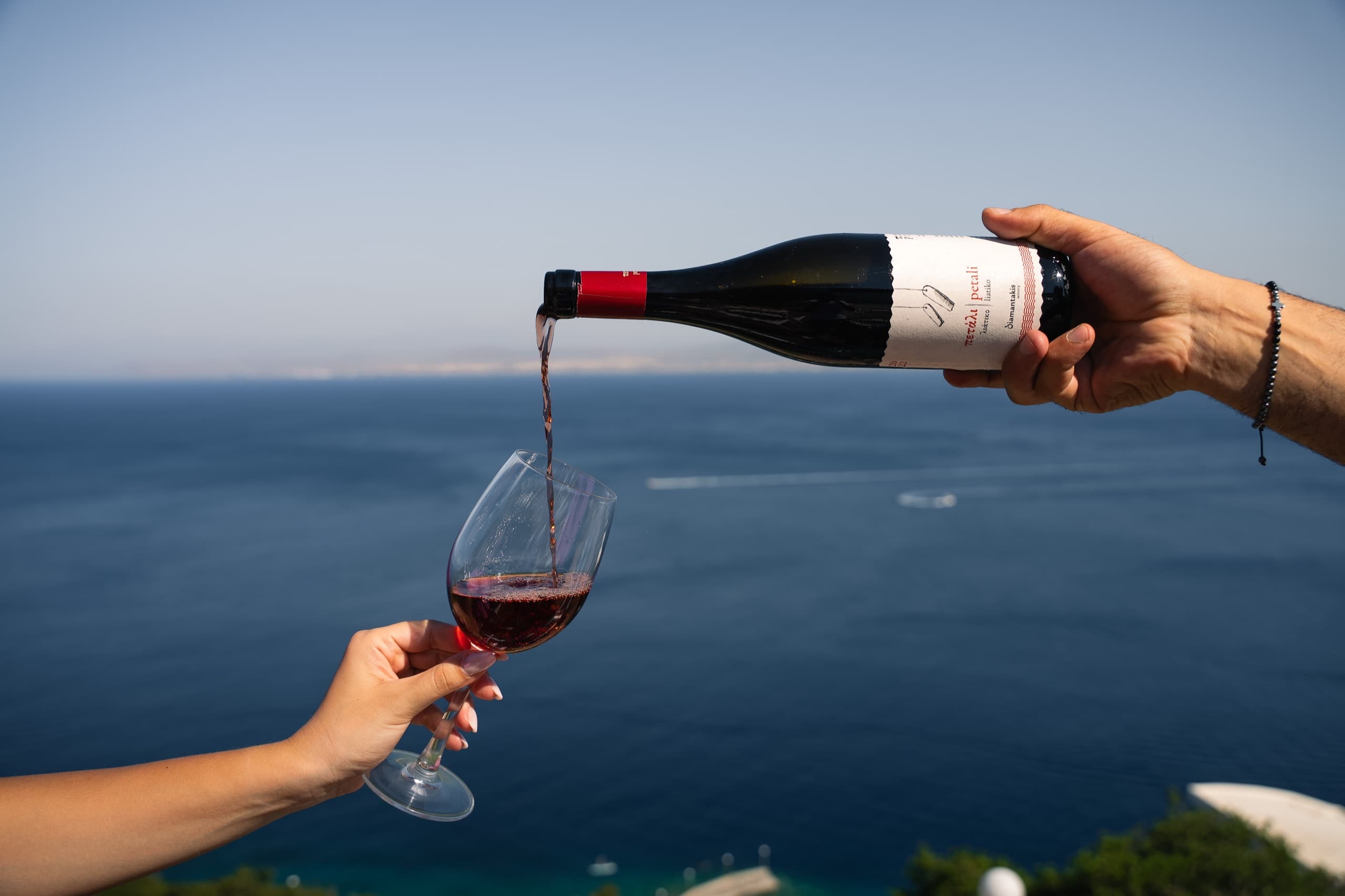 Ποτήρι κρασί στο wine bar του Thyrea στην Κρήτη