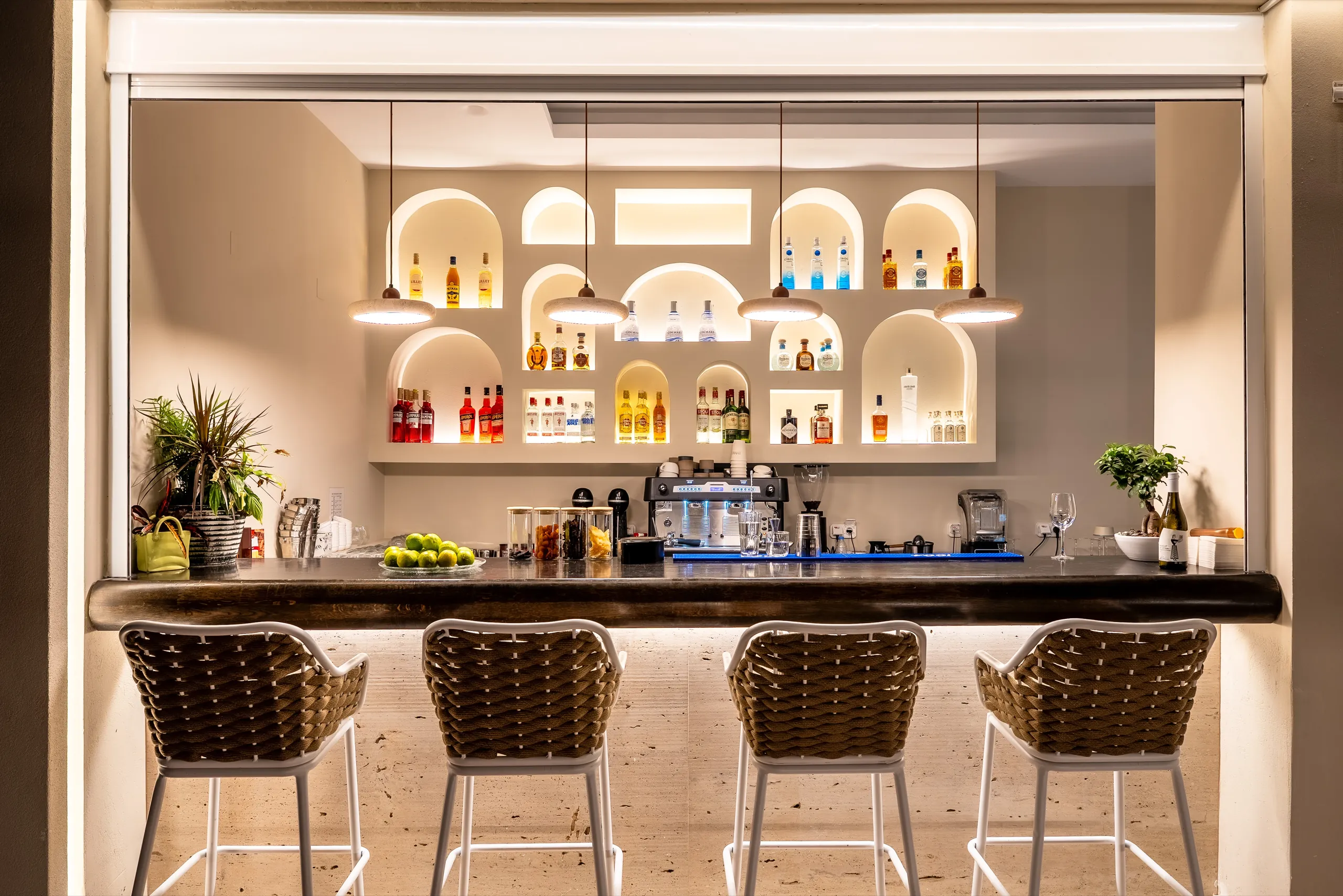 Το μπαρ του Thyrea all-day restaurant και wine bar στον Θησέα Κρήτης