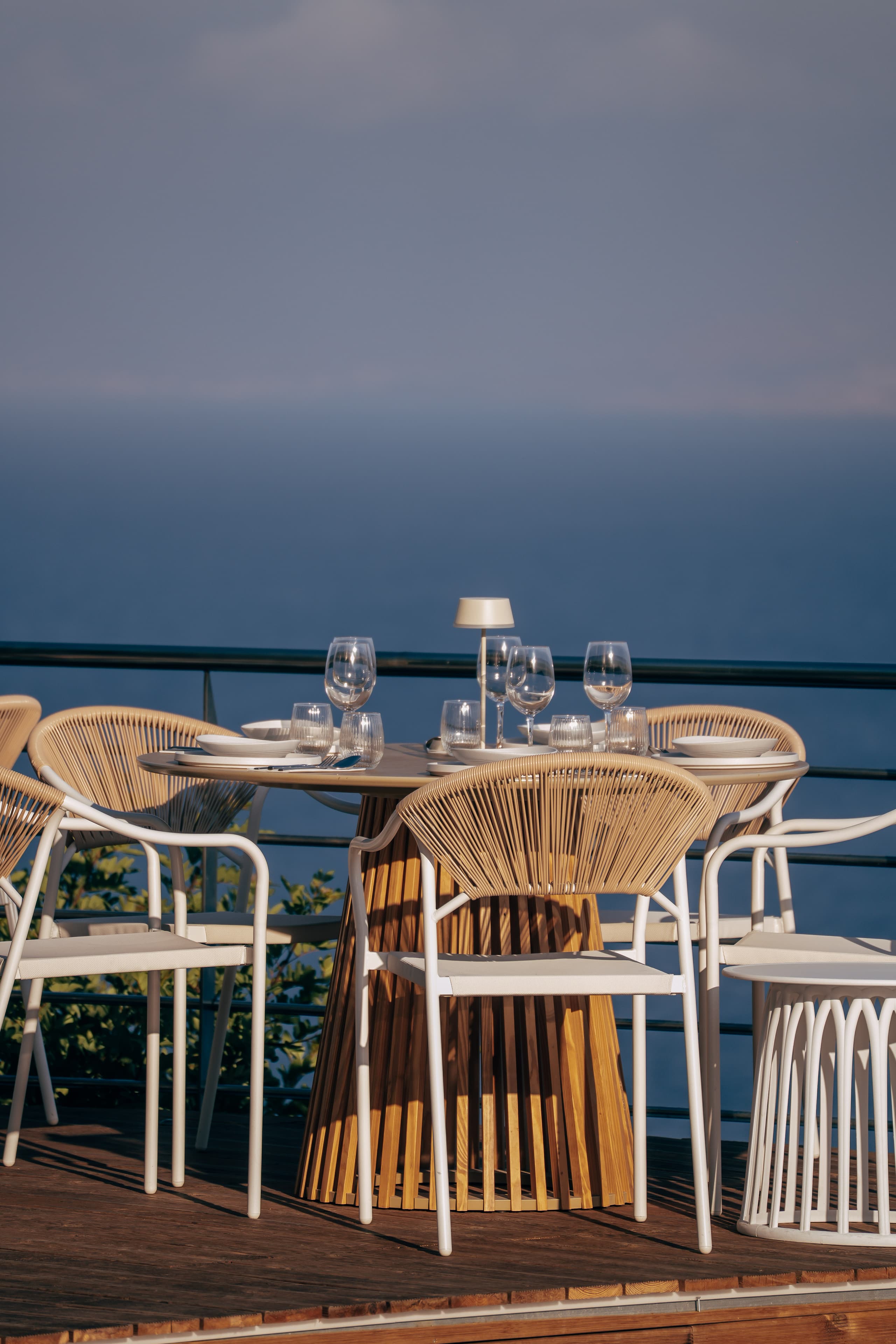 Ο χώρος και η βεράντα του Thyrea all-day restaurant στον Θησέα Κρήτης