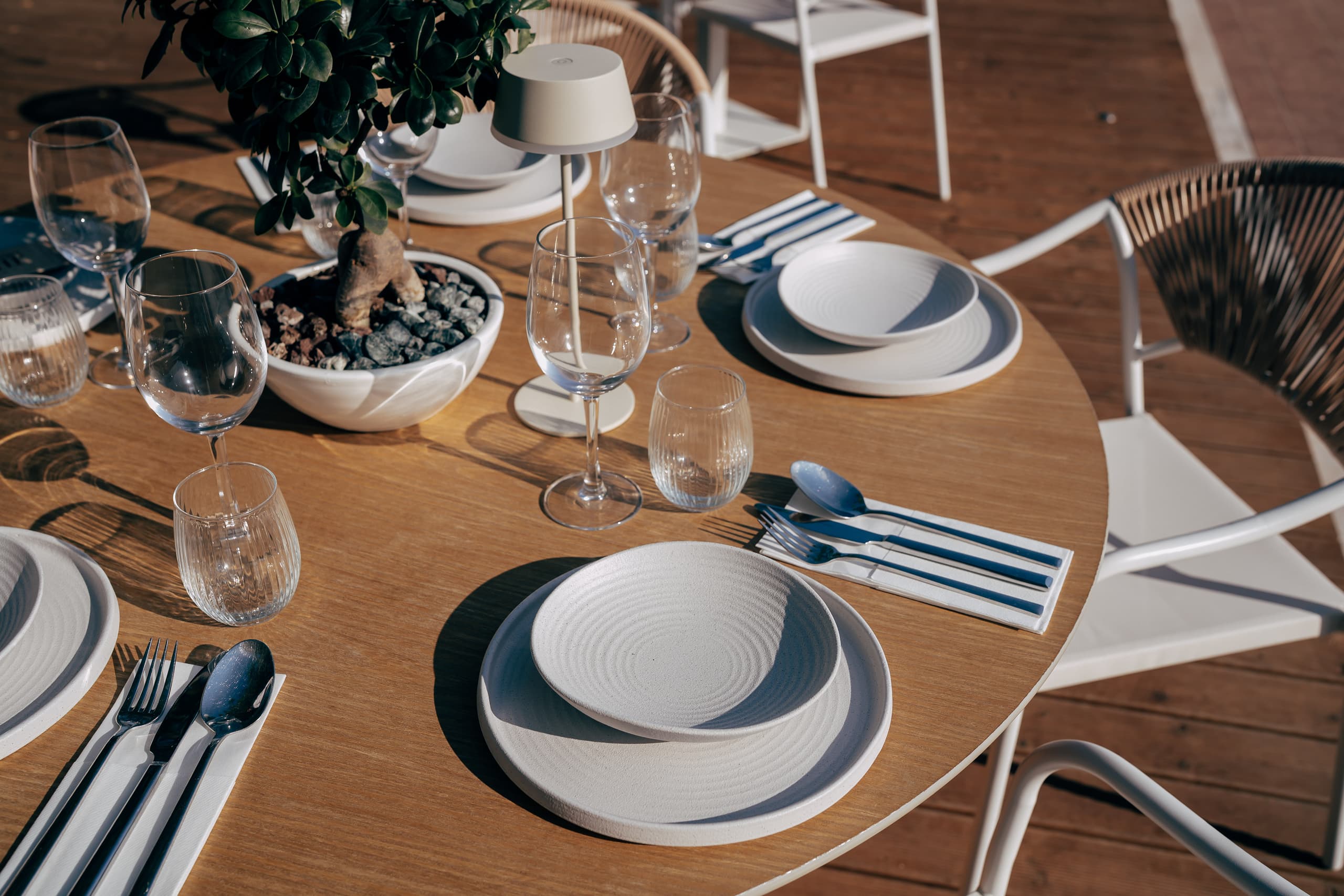 Ο χώρος και η βεράντα του Thyrea all-day restaurant στον Θησέα Κρήτης