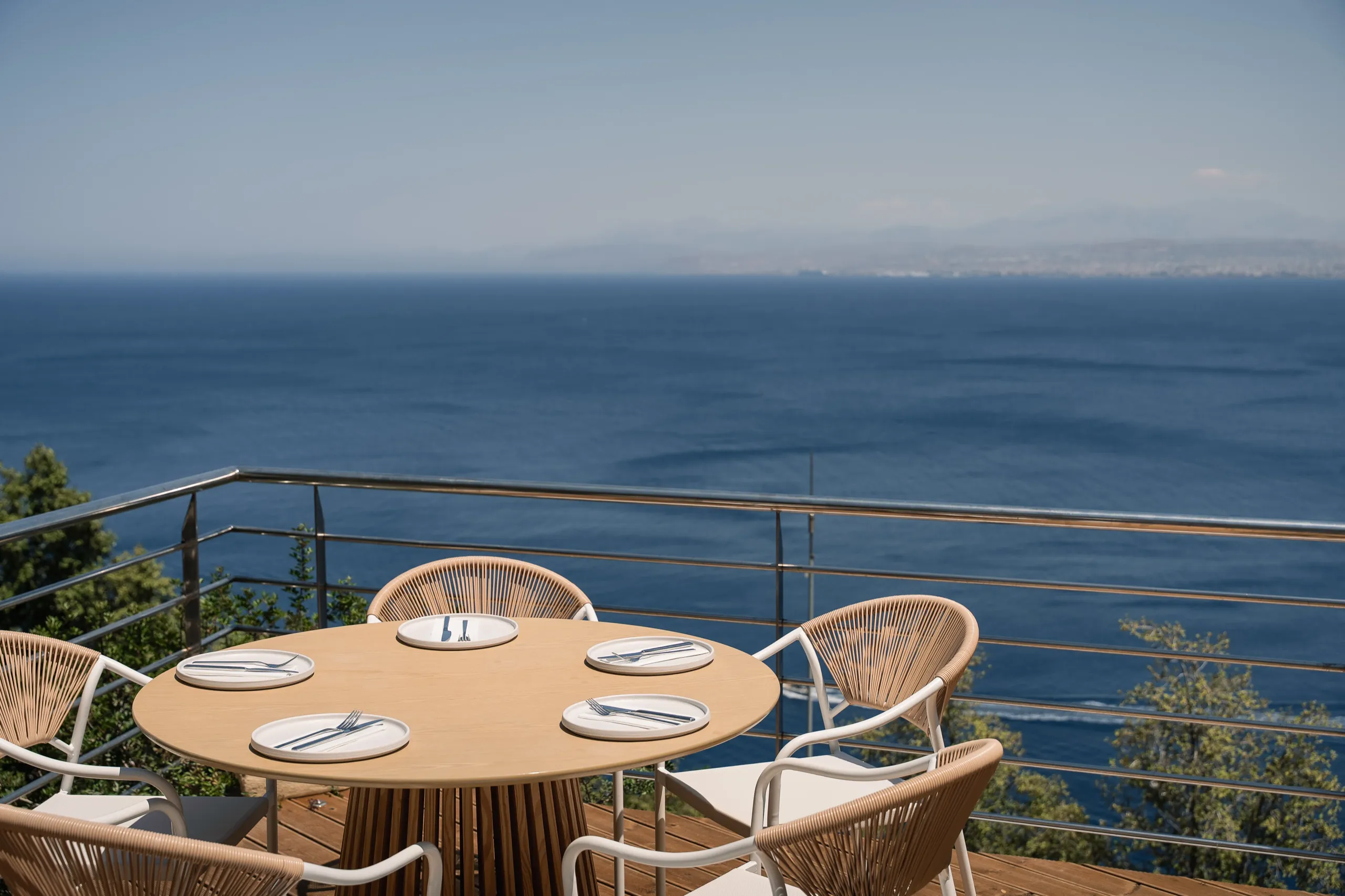 Στρωμένο τραπέζι στο Thyrea με θέα στη θάλασσα και τους λόφους της Κρήτης
